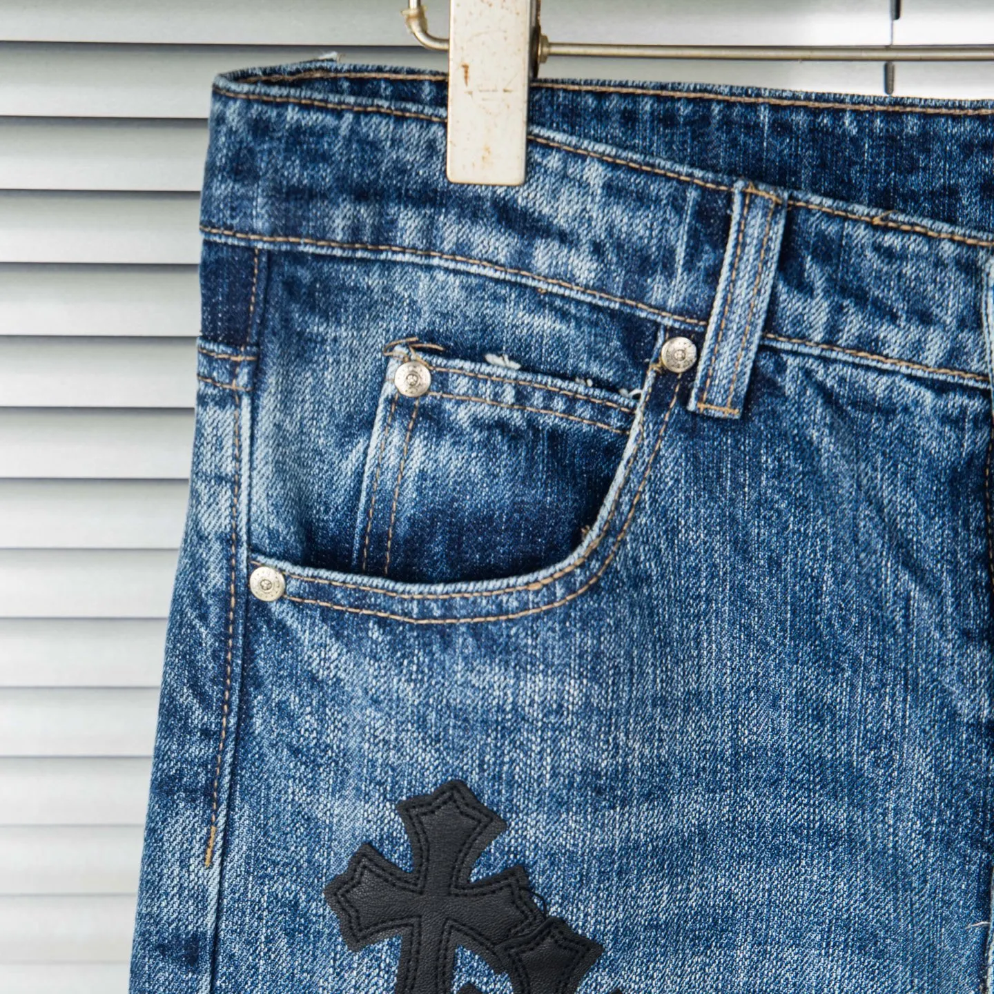 P240 Chrome Hearts Chrome Hearts blue pants, black and white multi-leather jeans, multi-leather label work jeans, ch jeans, all need to be washed and then disassembled and hand-stitched with sheepskin cross leather and then spliced to complete. The whole process is too complicated to describe. About Chrome Hearts This is an extremely luxurious fashion brand that can also be called the nobility of the high street. It has always been an exclusive brand for some hipsters or rich second generations. Compared with ordinary high streets, it is more luxurious and noble. Compared with luxury brands, it is more fashionable and individual. It has always been a brand that I have a special liking for. Style number: 1790# Color: blue Size: 28 30 32 34 36